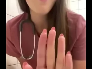 enfermera se masturba en el baño del sanatorium
